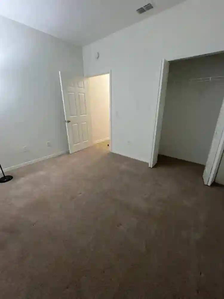 Looking for Roomie Until Lease Ends