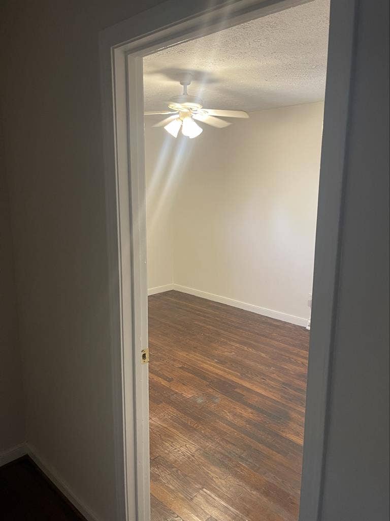 Large Room 10/1. Util. Included