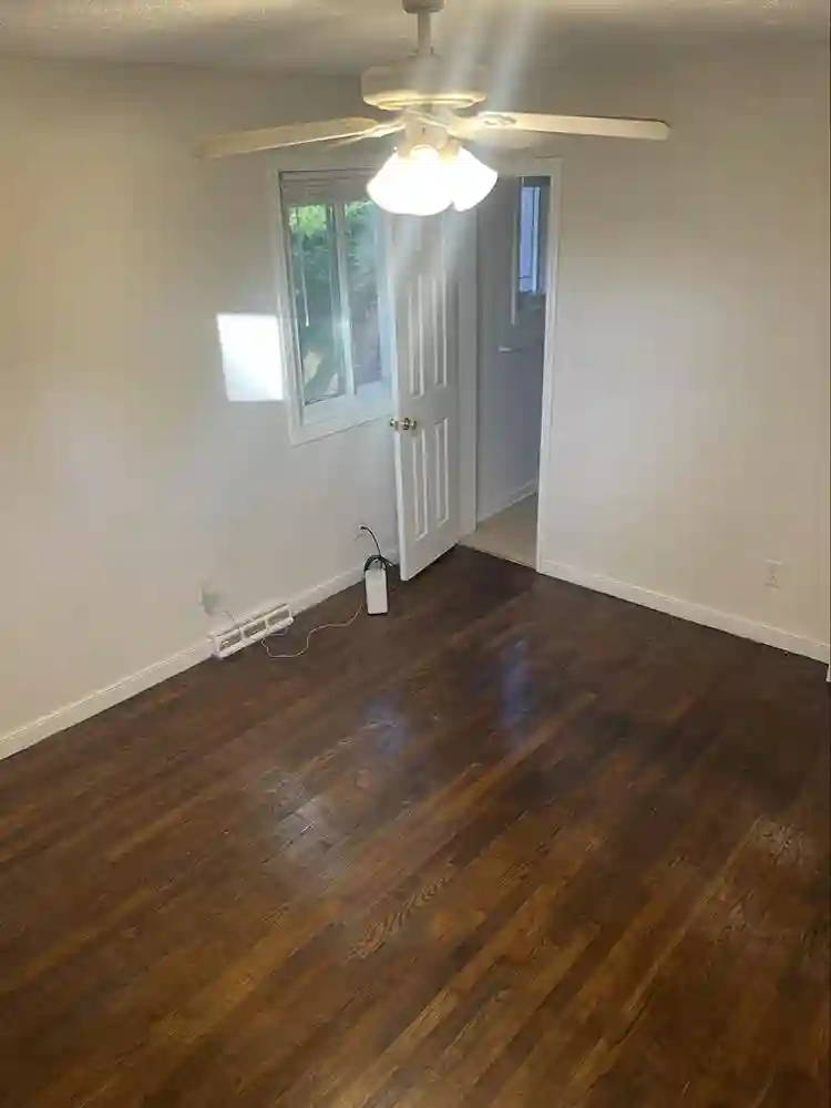 Large Room 10/1. Util. Included