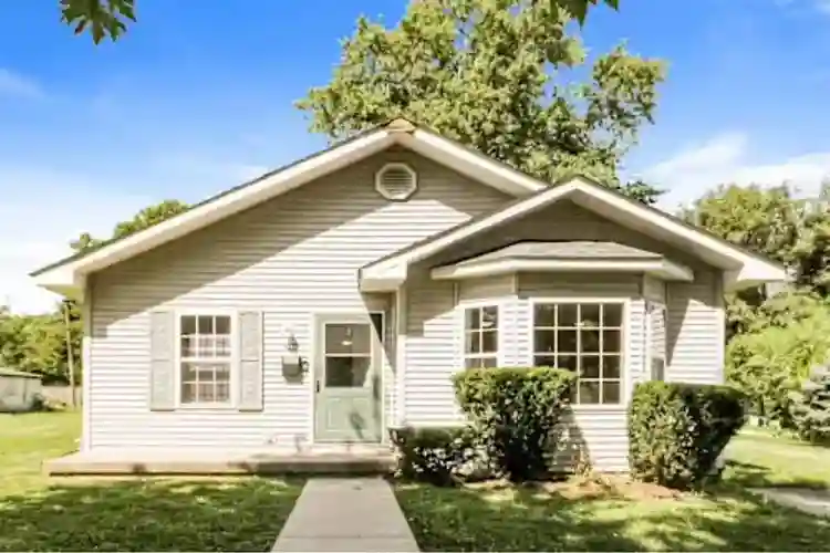 BEAUTIFUL 3 BEDROOM 2BATHR00M HOME