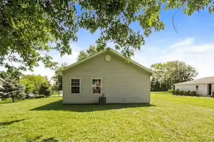 BEAUTIFUL 3 BEDROOM 2BATHR00M HOME