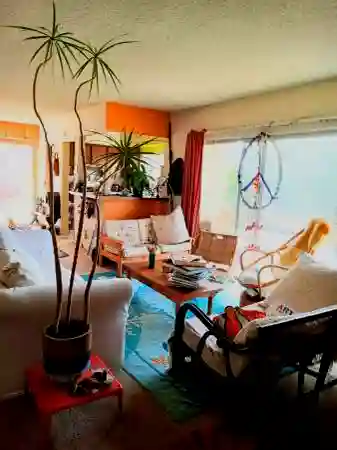 room for rent in artsy appartment.