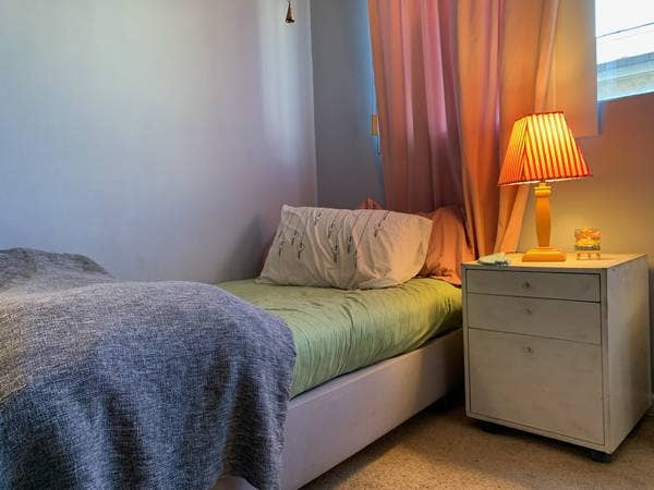 room for rent in artsy appartment.