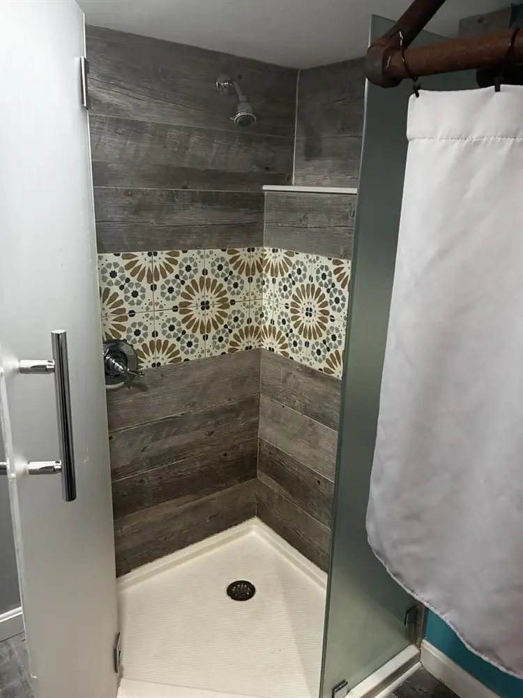 Nice spacious room available
