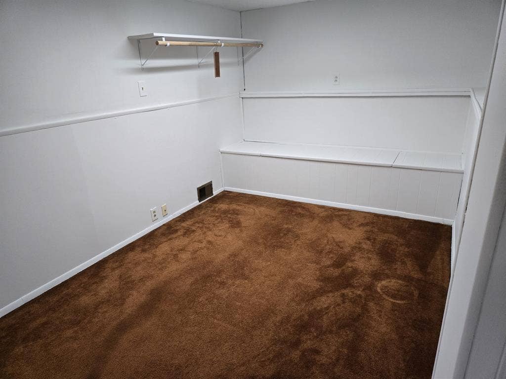 Spacious Room Quiet Neighborhood