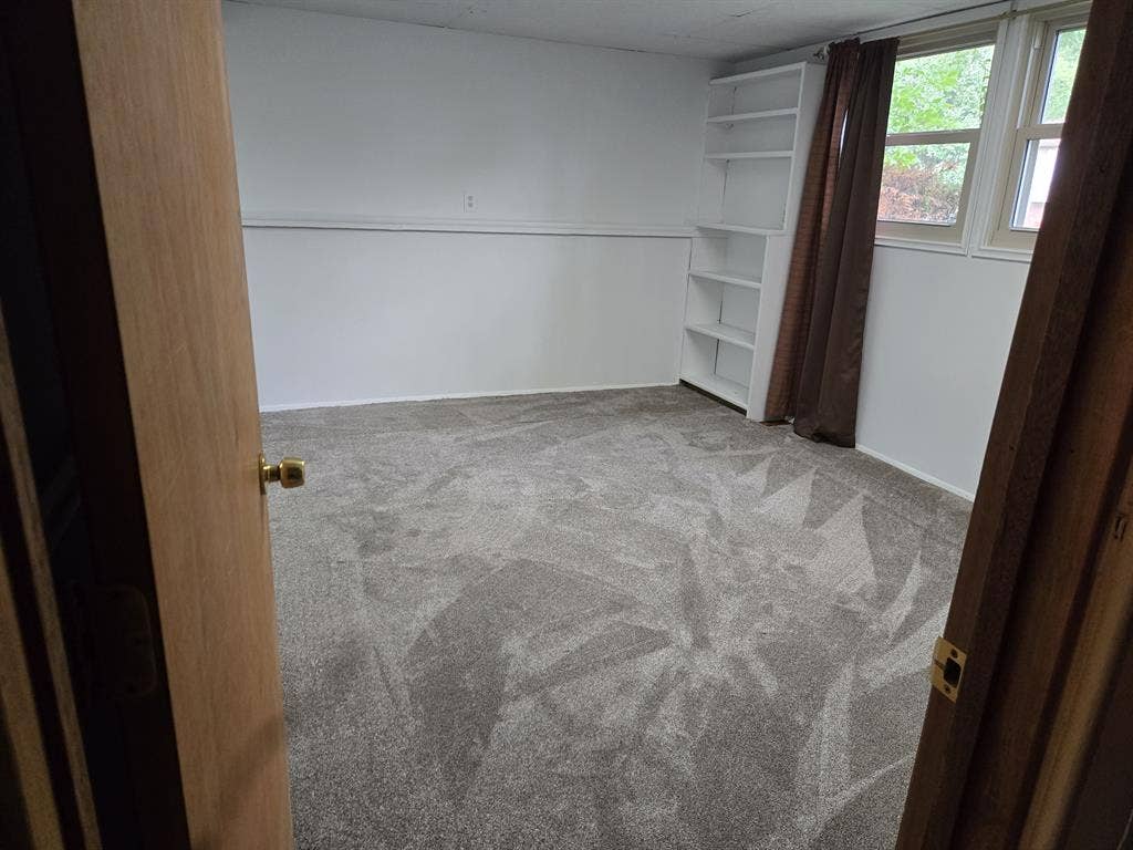 Spacious Room Quiet Neighborhood