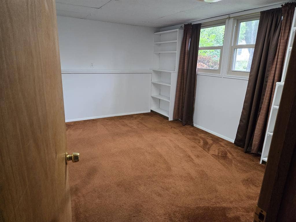 Spacious Room Quiet Neighborhood