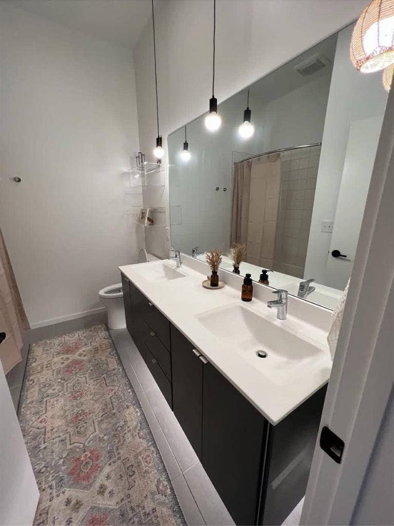 Room available in 3BR/2BA condo