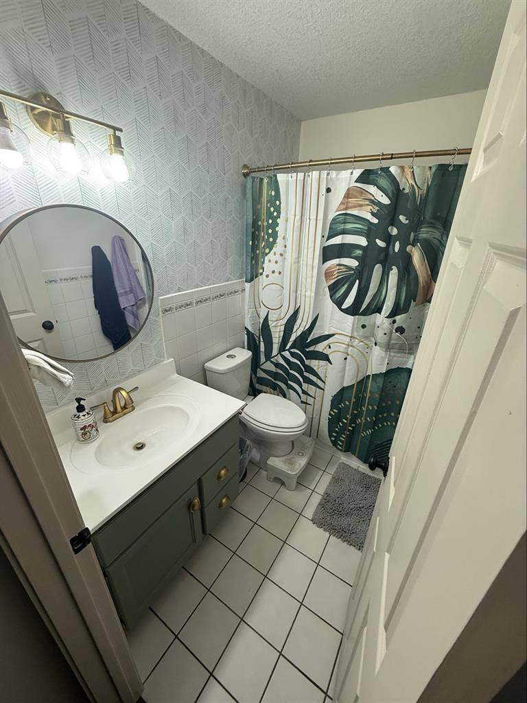 Female roommate wanted