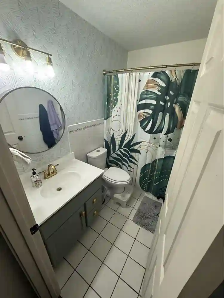 Female roommate wanted