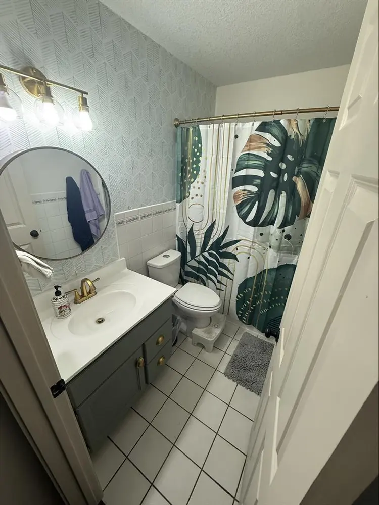 Female roommate wanted
