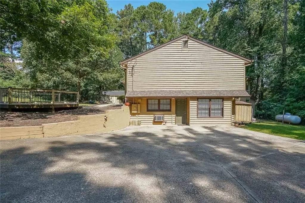 6 BR in Lawrenceville