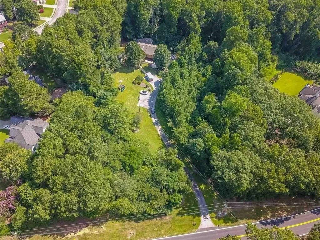 6 BR in Lawrenceville