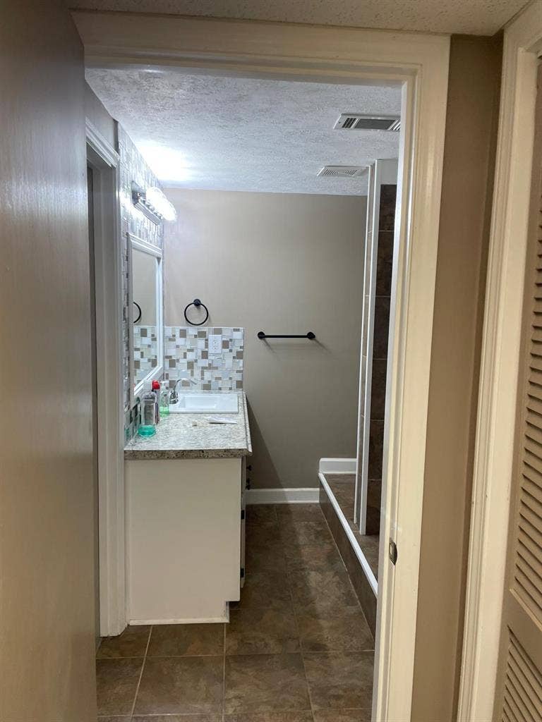6 BR in Lawrenceville