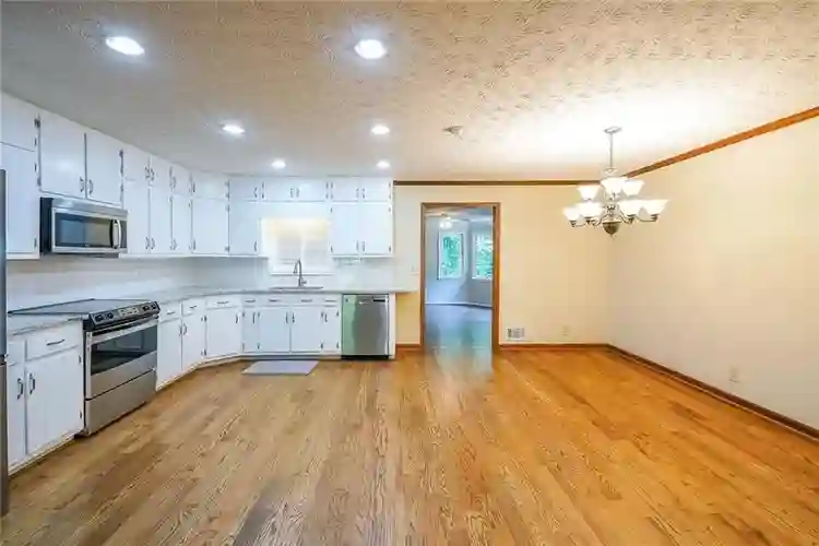 6 BR in Lawrenceville