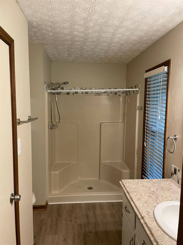 6 BR in Lawrenceville