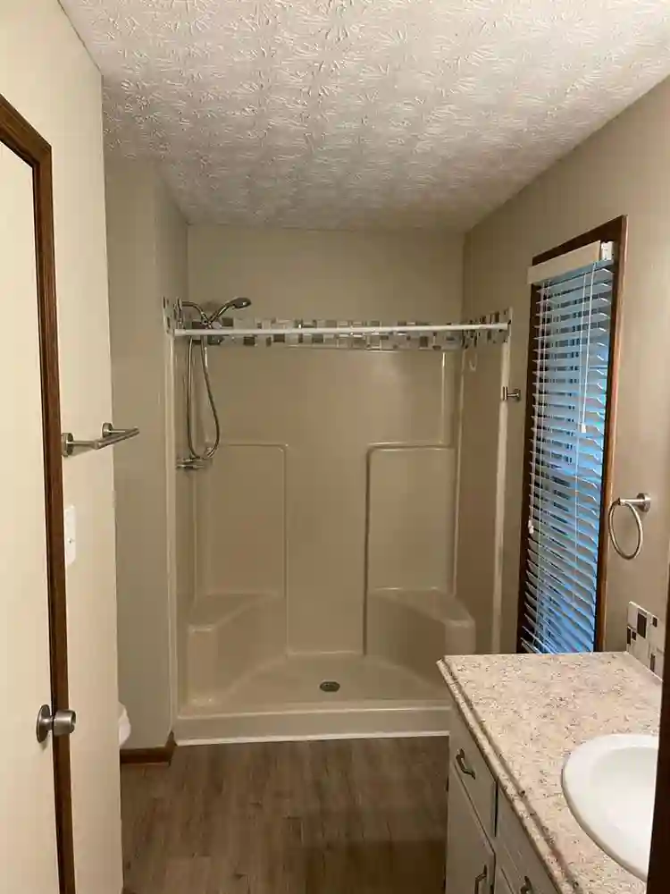 6 BR in Lawrenceville