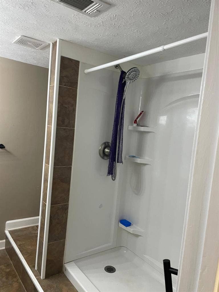 6 BR in Lawrenceville