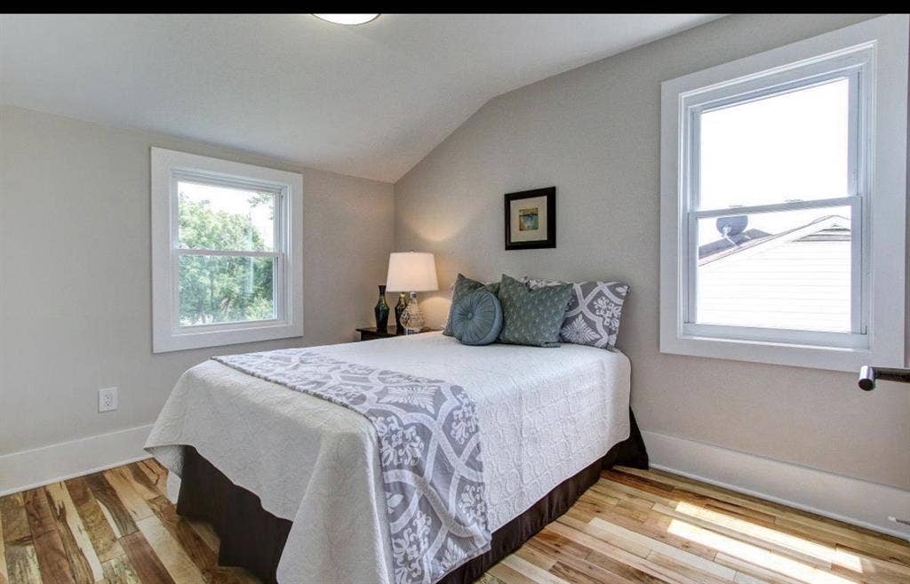 2 beds 1.5 bath available for rent