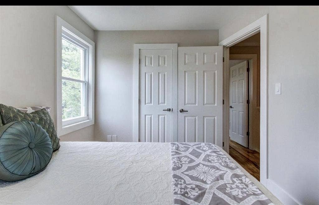 2 beds 1.5 bath available for rent