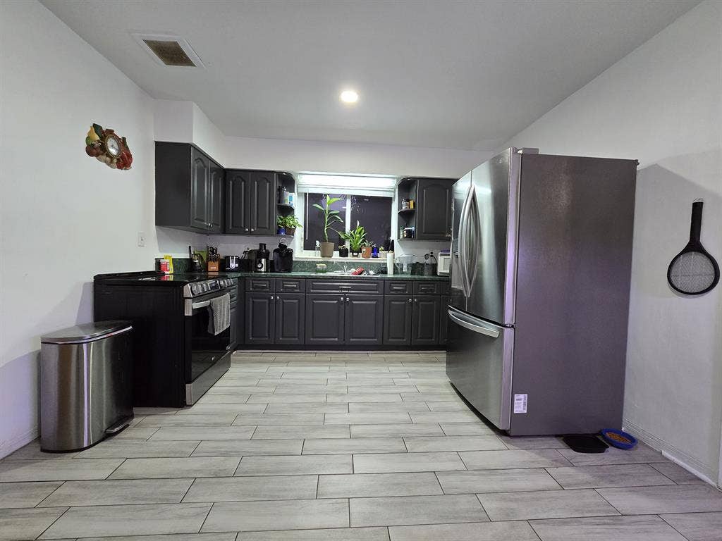 Large Private Room in NW Miami