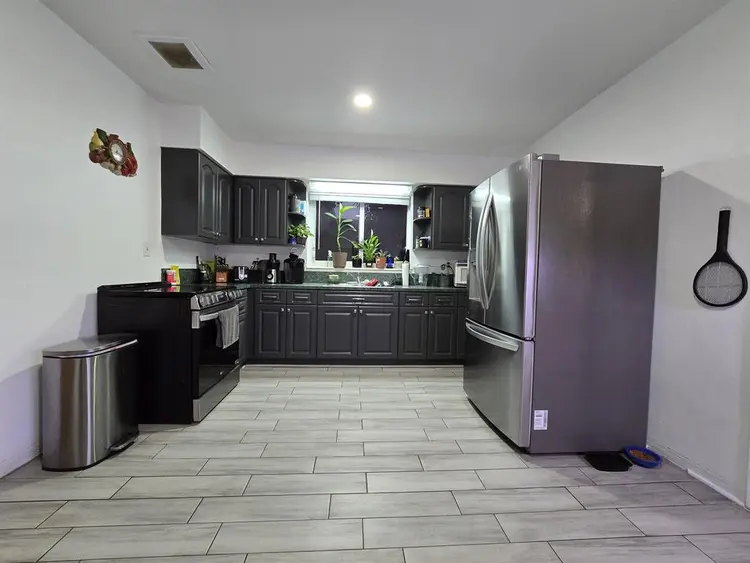 Large Private Room in NW Miami