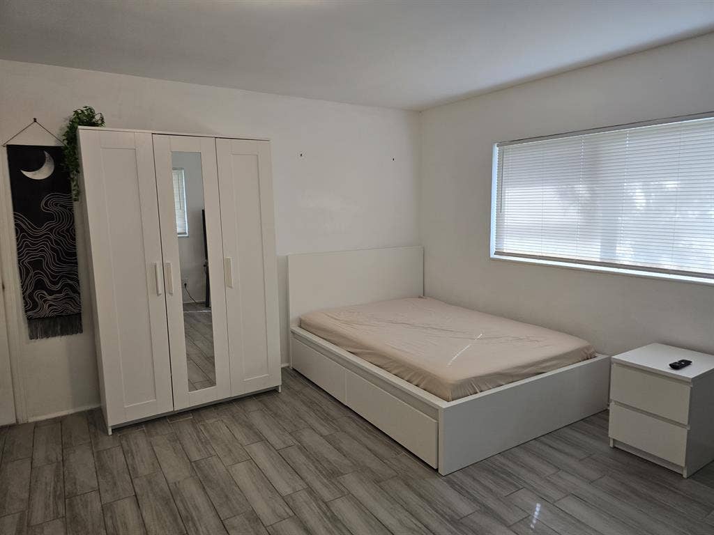 Large Private Room in NW Miami