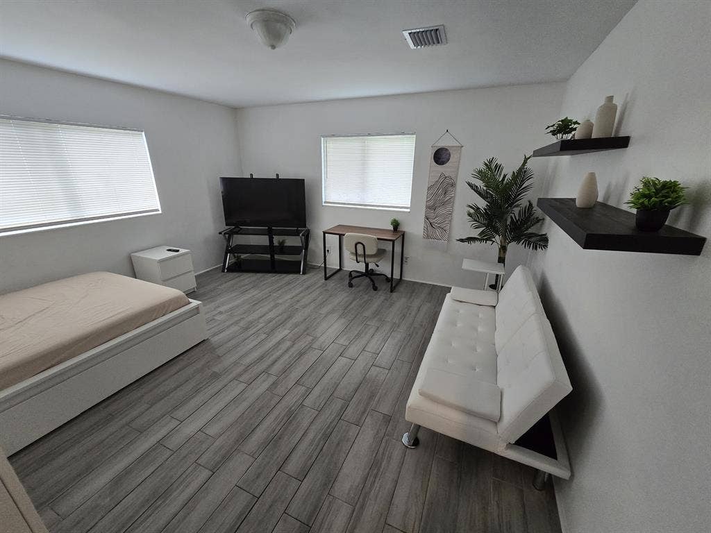 Large Private Room in NW Miami