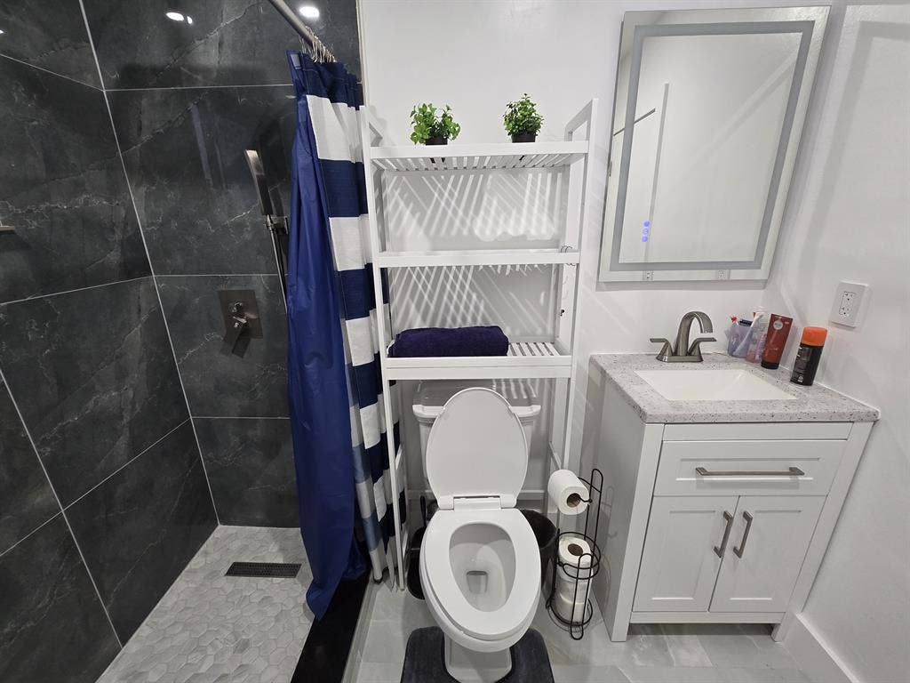 Large Private Room in NW Miami