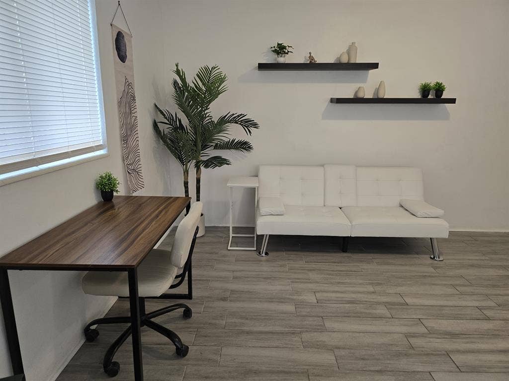 Large Private Room in NW Miami