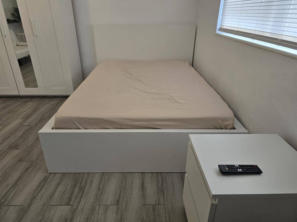 Large Private Room in NW Miami