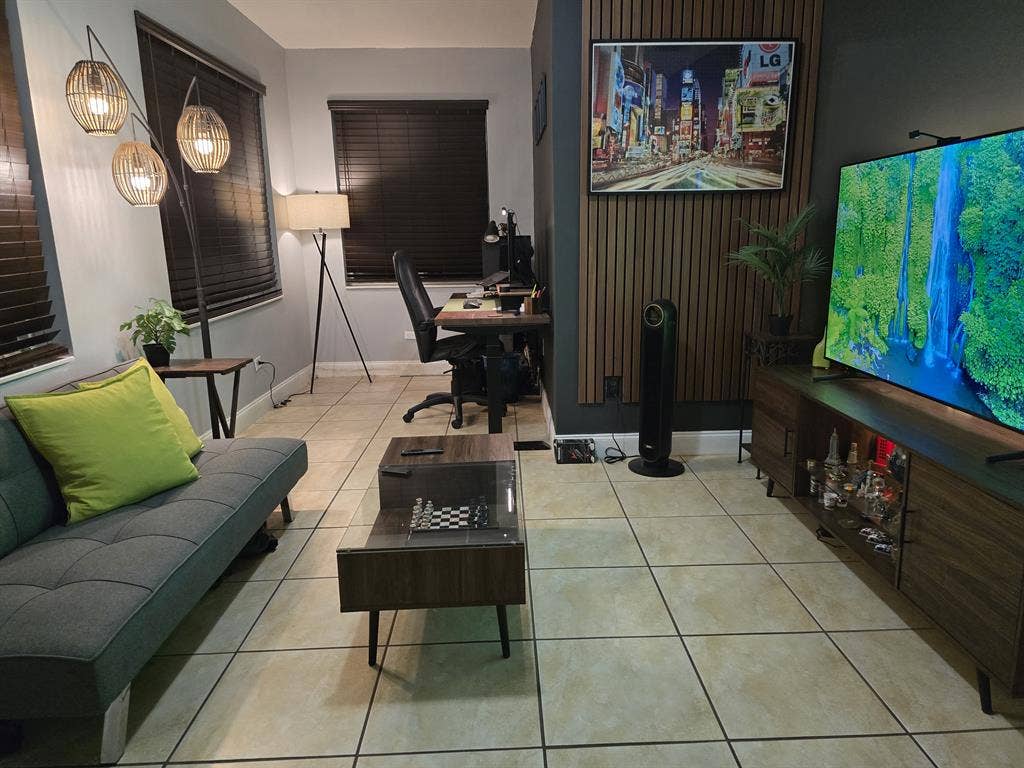Large Private Room in NW Miami