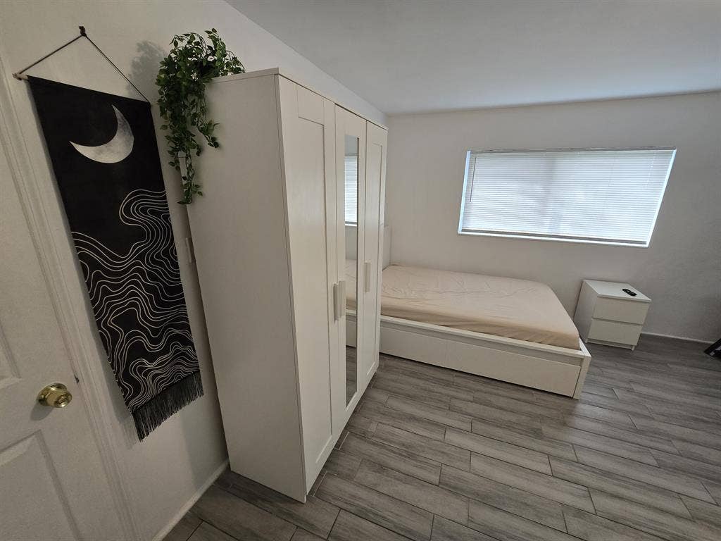 Large Private Room in NW Miami