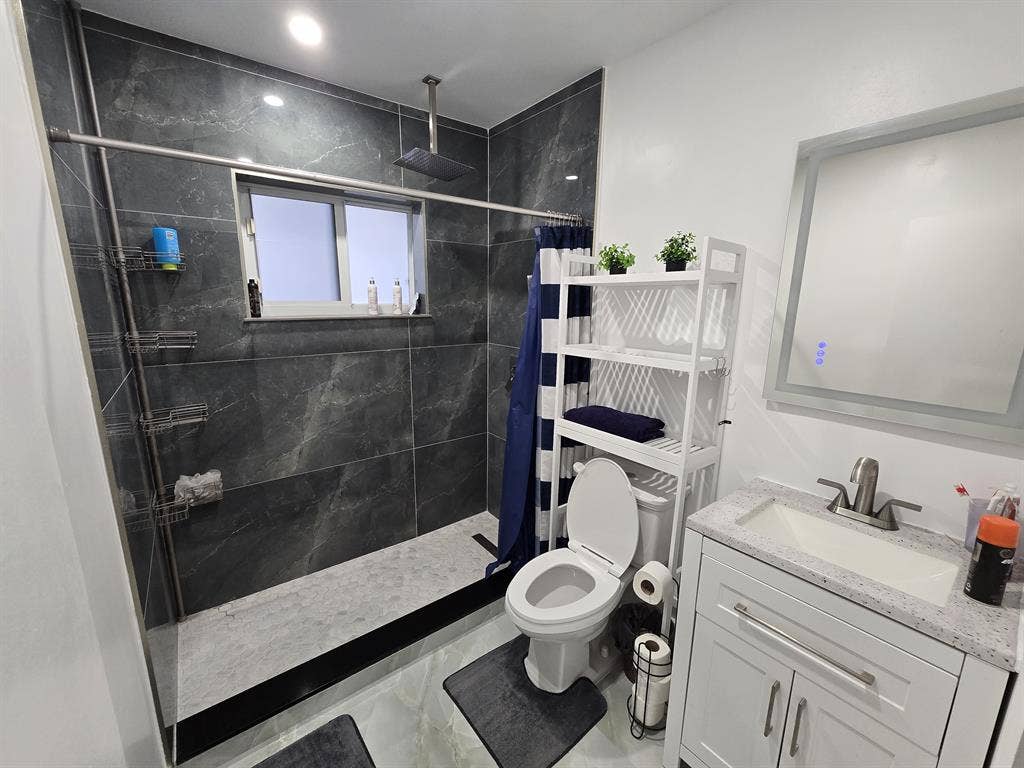 Large Private Room in NW Miami