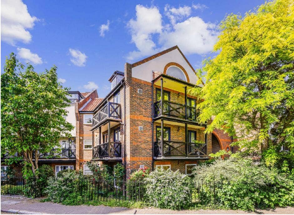 DOUBLE ROOM - EN-SUITE - ISLEWORTH