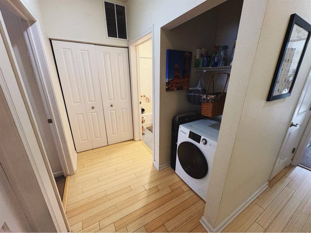 Private Bedroom + Bathroom Downtown