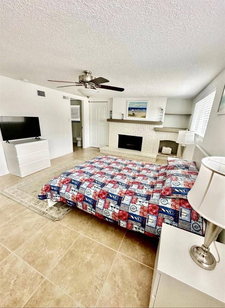 Spacious master bedroom & bathroom