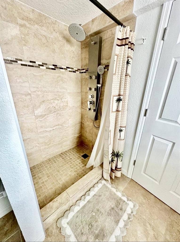 Spacious master bedroom & bathroom