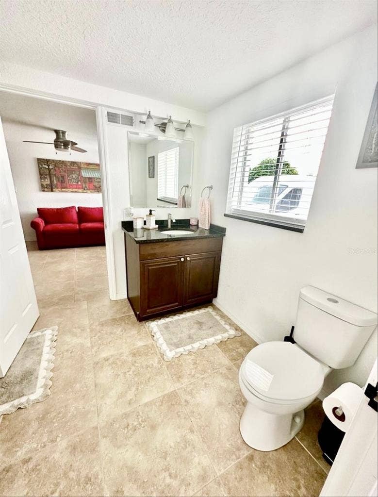 Spacious master bedroom & bathroom