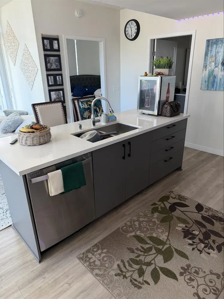 Highrise w/ En-suite Bathroomm