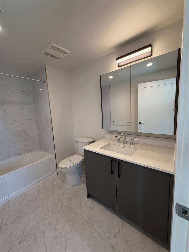 Highrise w/ En-suite Bathroomm