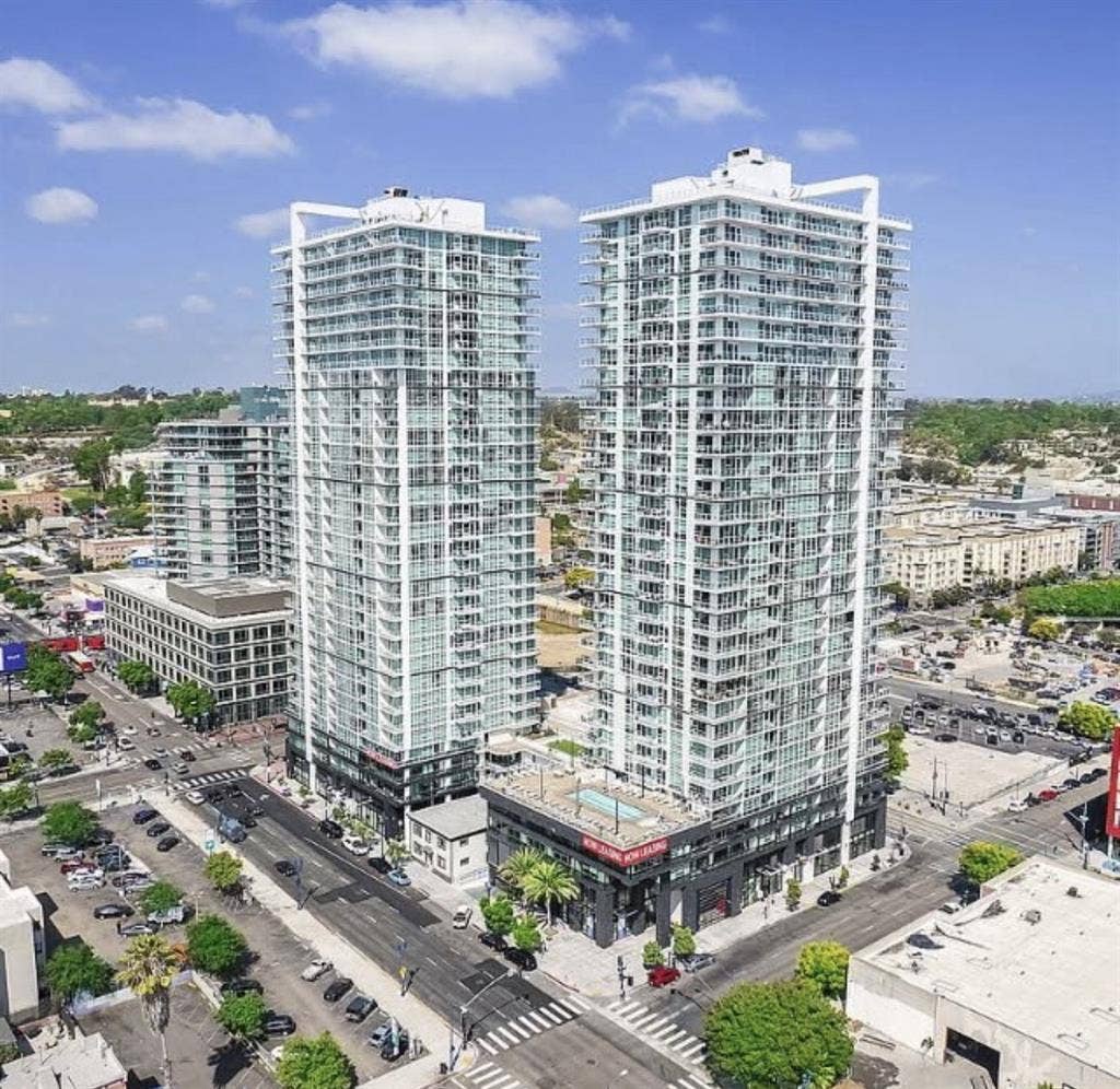 Highrise w/ En-suite Bathroomm
