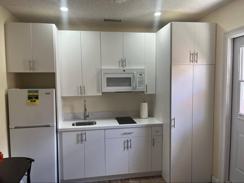 Fully Furnished / utilities/laundry