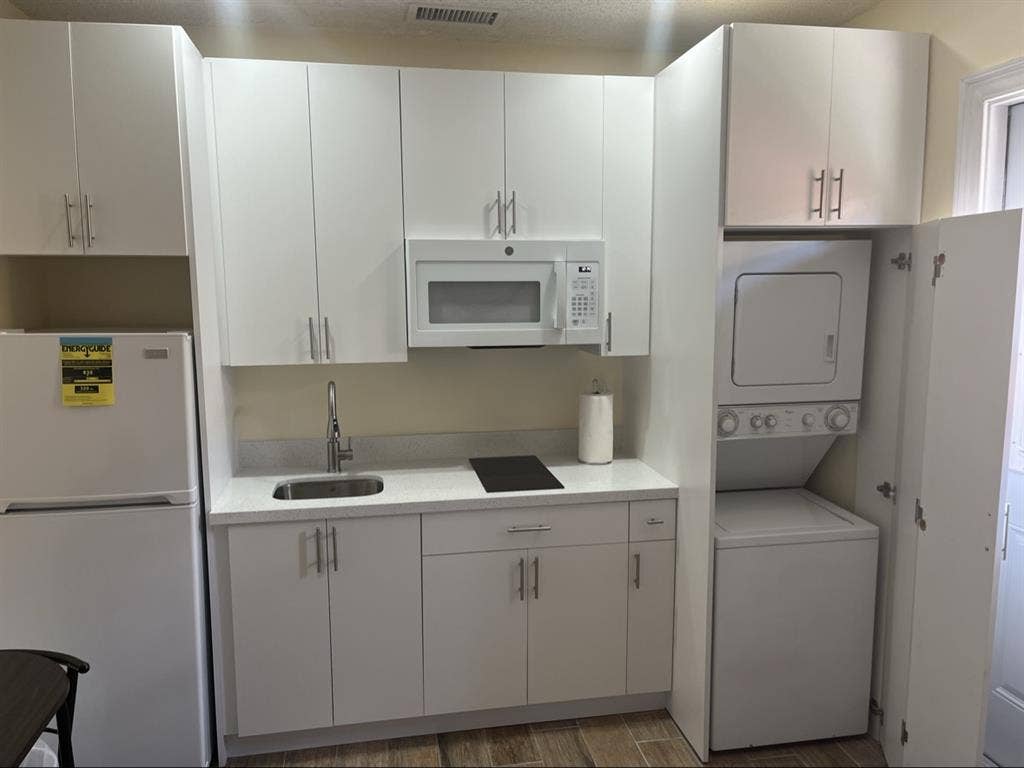 Fully Furnished / utilities/laundry