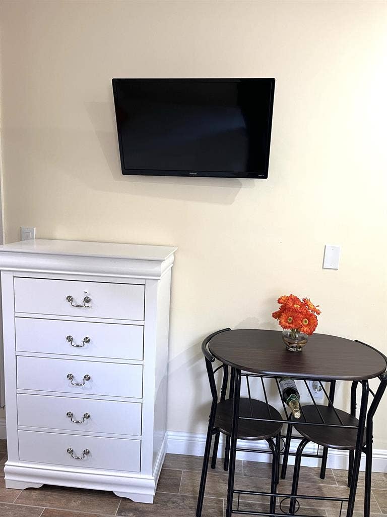 Fully Furnished / utilities/laundry