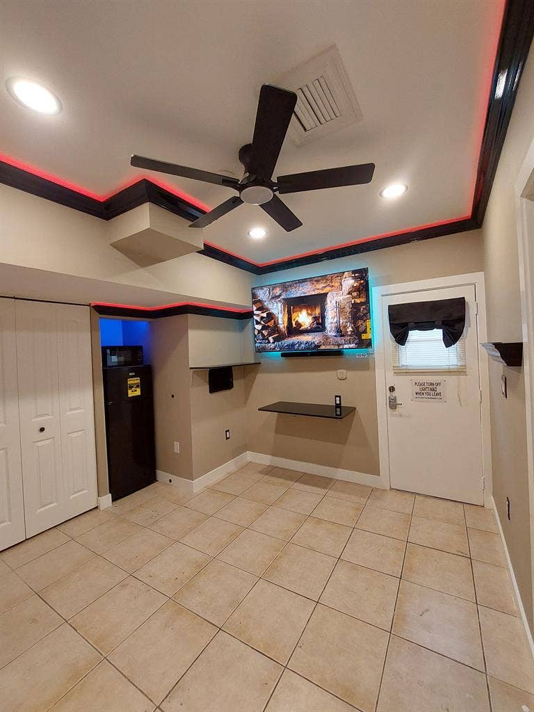 B ROOM WITH PRIVATE ENTRANCE & Bath