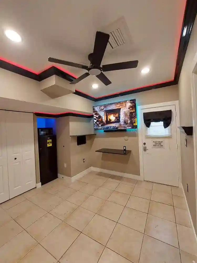 B ROOM WITH PRIVATE ENTRANCE & Bath