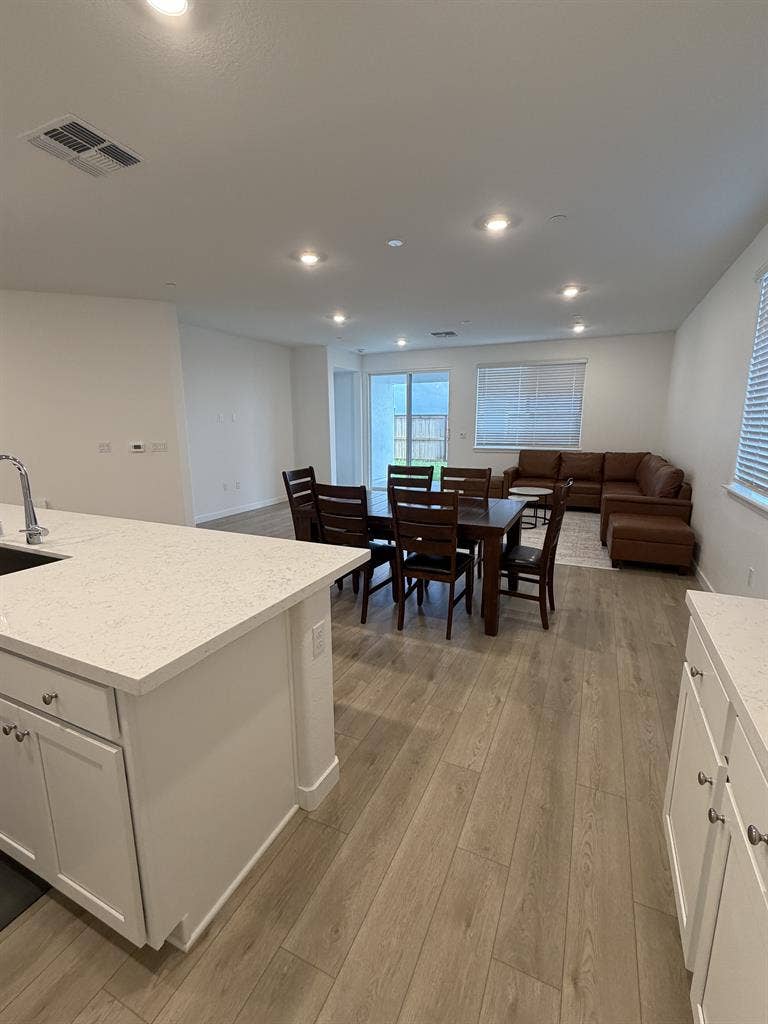 Room w Private bath, utilities incl