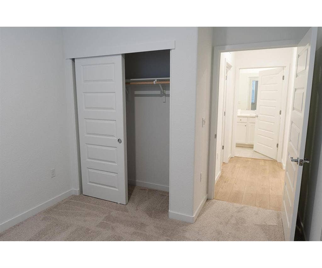 Room w Private bath, utilities incl