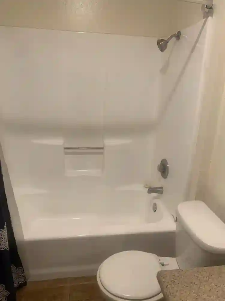 Master bedroom w/private bathroom